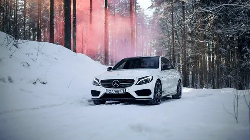 Mercedes C63 Amg Обои на телефон белый автомобиль, припаркованный на снегу