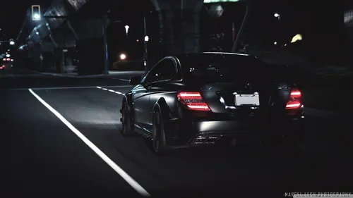 Mercedes C63 Amg Обои на телефон черный спортивный автомобиль на дороге ночью