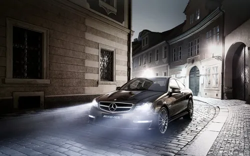 Mercedes C63 Amg Обои на телефон черный автомобиль, припаркованный на кирпичной дороге между зданиями