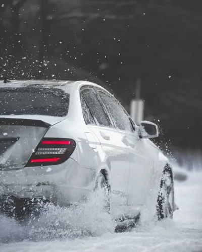 Mercedes C63 Amg Обои на телефон белый автомобиль, проезжающий по снегу