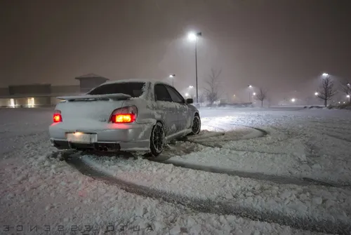 Subaru Impreza Wrx Sti Обои на телефон автомобиль, припаркованный в заснеженной местности