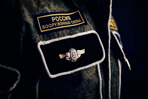 Армия России Обои на телефон черная рубашка с золотой эмблемой