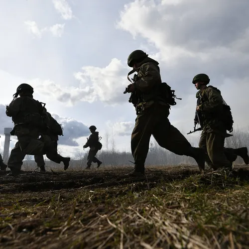 Армия России Обои на телефон группа людей в военной форме бежит