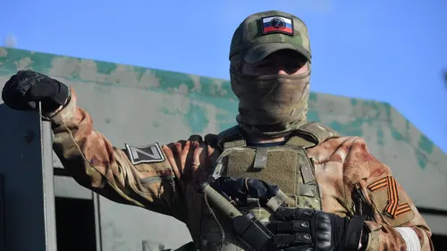 Армия России Обои на телефон солдат в форме с ружьем