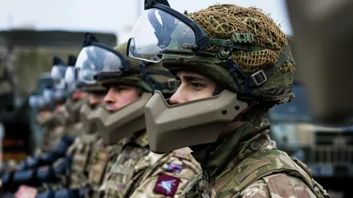 Армия России Обои на телефон человек в шлеме