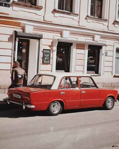 Ваз 2101 Обои на телефон старый красный автомобиль, припаркованный перед зданием