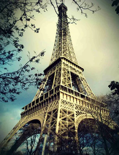 Картинки Красивые Обои на телефон высокая металлическая башня с Эйфелевой башней на заднем плане