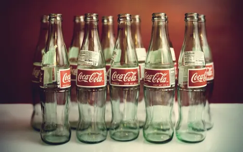 Кока Кола Обои на телефон ряд стеклянных бутылок