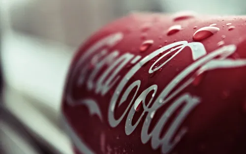 Кока Кола Обои на телефон крупный план красно-белого шоколадного батончика