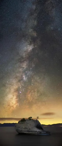 Космос Фото Обои на телефон пирамида со звездой в небе над ней