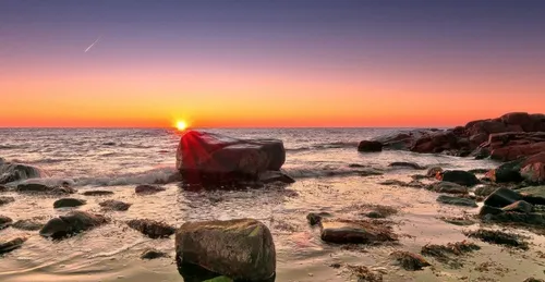Красивые Hd Обои на телефон каменистый пляж с закатом