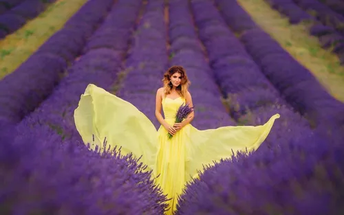 Лавандовое Поле Обои на телефон человек в платье, стоящий в поле фиолетовых цветов