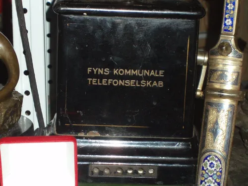 Левша Обои на телефон черный прямоугольный объект с золотым текстом