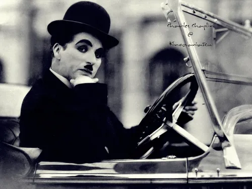 Чарли Чаплин, Левша Обои на телефон человек в шляпе и костюме, сидящий в машине