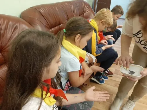 Левша Обои на телефон группа детей, сидящих на полу