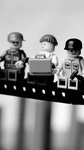Лего Обои на телефон группа игрушечных фигурок на полке