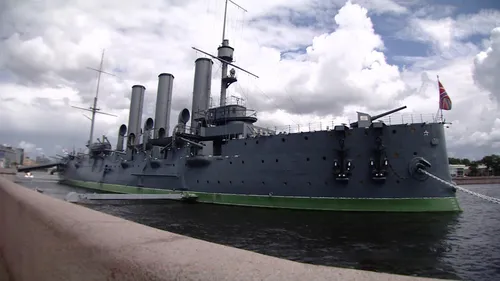 Вмф Обои на телефон большой военный корабль с российским крейсером «Аврора» на заднем плане
