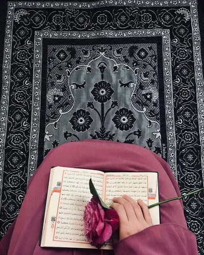Мусульманские Обои на телефон человек, держащий книгу