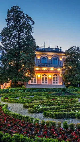 Дома Обои на телефон здание с большим садом перед ним