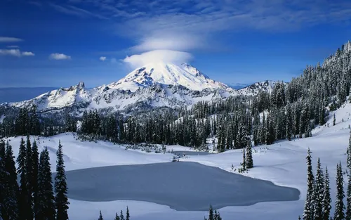 Зима Горы Обои на телефон снежная гора с деревьями и озером внизу