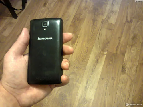 Леново А 1000 Обои на телефон рука, держащая черный мобильный телефон