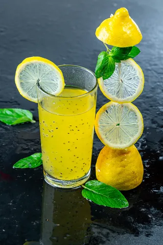 Лимоны Обои на телефон стакан лимонада с ломтиками лимона и лаймом