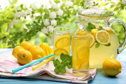 Лимоны Обои на телефон стакан сока рядом с кувшином апельсинового сока