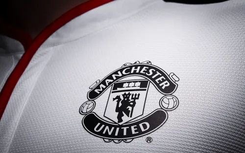 Манчестер Юнайтед Обои на телефон логотип на красно-белой полосатой поверхности