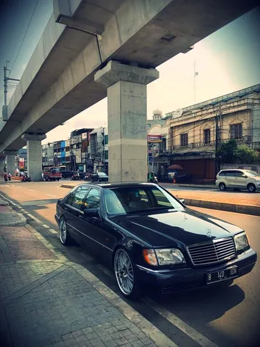 Мерседес W140 Обои на телефон автомобиль, припаркованный под мостом