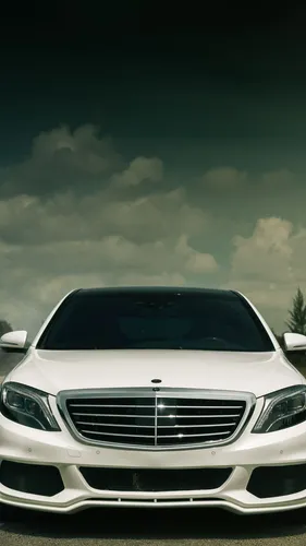 Мерседес W140 Обои на телефон белый автомобиль с облачным небом