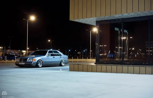 Мерседес W140 Обои на телефон автомобиль, припаркованный возле здания
