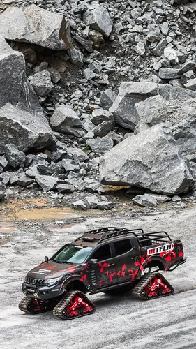 Митсубиси Обои на телефон гоночный автомобиль на дороге со скалами на обочине