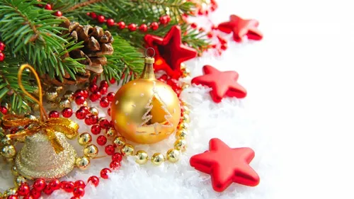 Новогодний Зимние Обои на телефон елка, украшенная украшениями и украшениями