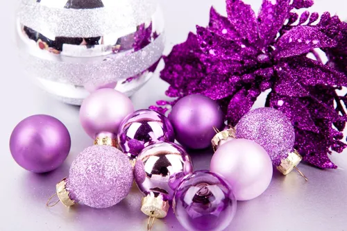 Новогодние Шары Обои на телефон группа фиолетовых и белых цветов