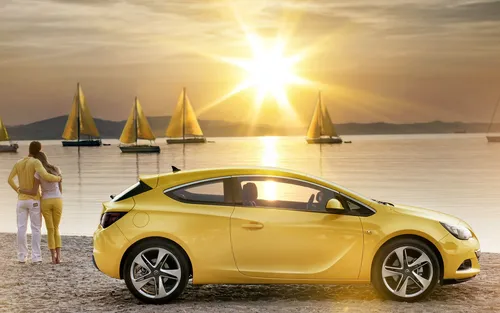 Опель Обои на телефон желтый спортивный автомобиль, припаркованный на пляже с парусными лодками на заднем плане