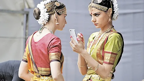 Притягивающие Деньги Обои на телефон пара женщин в традиционной одежде