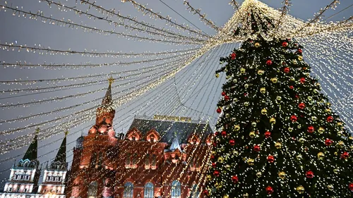 Новогодними Картинки дерево с красными цветами перед зданием с башней