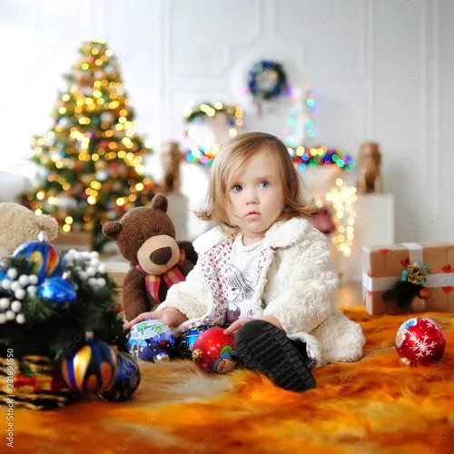 Новогодними Картинки маленькая девочка сидит на полу с плюшевым мишкой