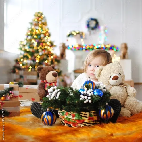 Новогодними Картинки маленькая девочка сидит на диване с парой плюшевых мишек