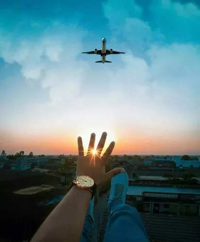 Красивые На Аву Картинки рука человека с самолетом на заднем плане