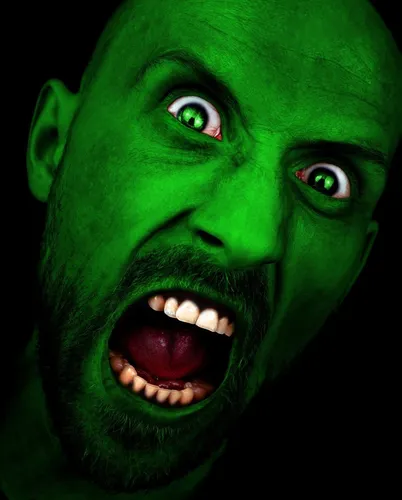 Страшные Картинки человек с зелеными глазами
