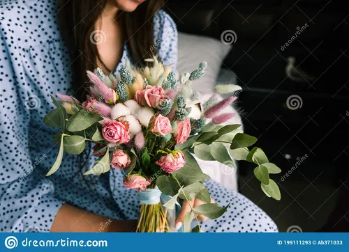 Цветы Картинки женщина с букетом цветов