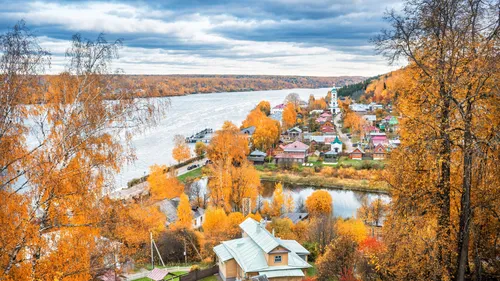 Осень Картинки город с протекающей через него рекой