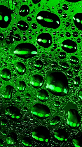 Зеленые Обои на телефон группа голубых и зеленых капель воды на поверхности