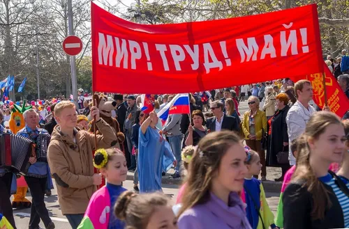 Дэйв Риджуэй, Николь Мерседес Мюллер, 1 Мая Картинки группа людей с красным знаменем