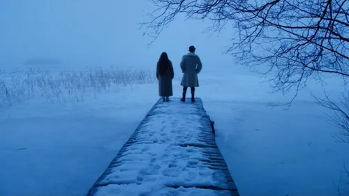 Зима Картинки мужчина и женщина идут по заснеженной тропинке
