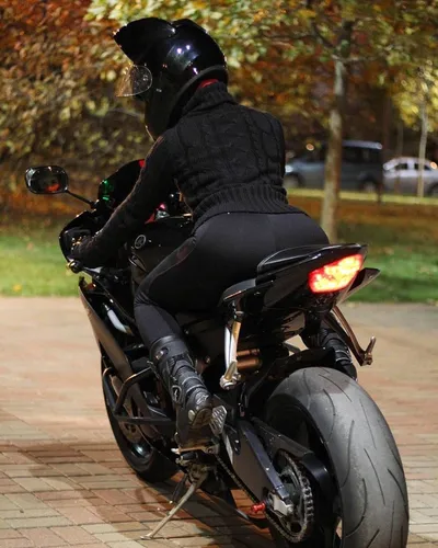 Девушек Картинки человек в черном шлеме едет на мотоцикле