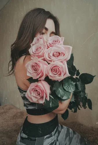 Девушек Картинки женщина с букетом роз