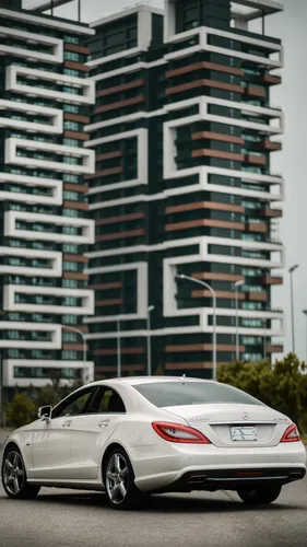 Мерседес Обои на телефон белый автомобиль, припаркованный перед зданием