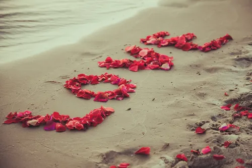 Любовь Картинки красные сердца на пляже